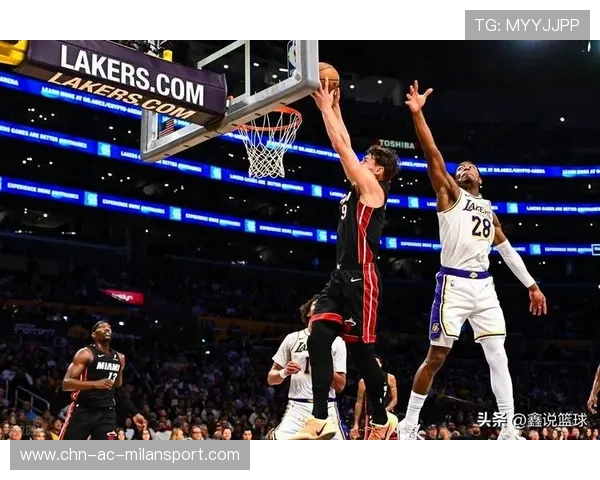 詹姆斯夜间路跑被球迷发现并鼓掌致敬