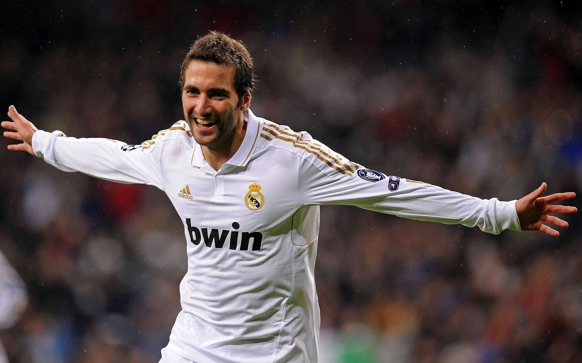 埃弗顿边路组织传中精度明显提高，埃弗顿阵型